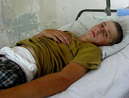 Избитый милиционерами Махмуд Ахмедов в больнице Махачкалы, 27 июля 2010 года. Закир Магомедов для "Кавказского узла"