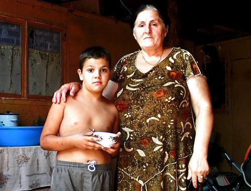 Беженка из Грозного Яха Дзейтова с внуком в своем доме в лагере "Ангушт", Ингушетия, 26 августа 2010 года. Фото "Кавказского узла"