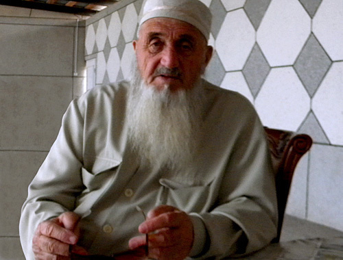 Магомед-Хаджи Аушев во дворе своего дома в Назрани. Ингушетия, 26 августа 2010 года. Фото "Кавказского узла"