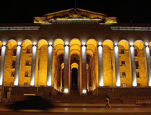 Парламент Грузии в Тбилиси. Фото с сайта http://ru.wikipedia.org