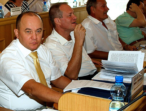 Рифкат Шабанов (слева) на заседании Астраханской областной думы 28 августа 2010 года. Фото с сайта http://astroblduma.ru