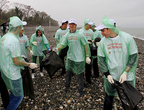 Волонтеры убирают пляж в Имеретинской низменности, 30 октября 2010 года. Фото "Кавказского узла"