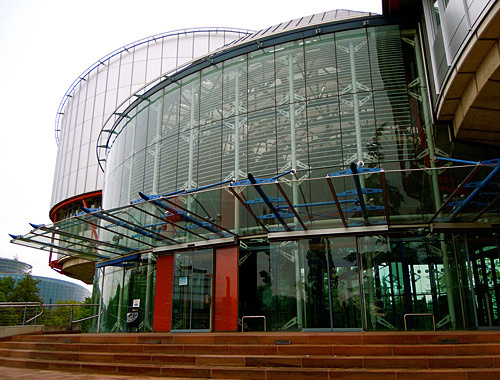 Вход в Европейский суд по правам человека, Страсбург. Фото: www.flickr.com/photos/mnkysuit