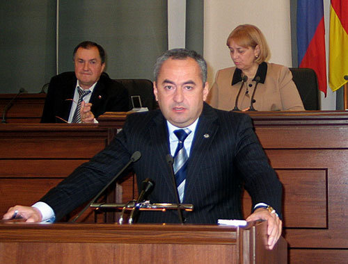 Таймураз Тускаев на заседании парламента Северной Осетии 29 ноября 2010 года. Фото "Кавказского узла"