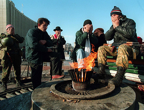 Дудаевцы у "Президентского дворца" в Грозном, 1994 год. Фото: http://ru.wikipedia.org, автор Михаил Евстафьев