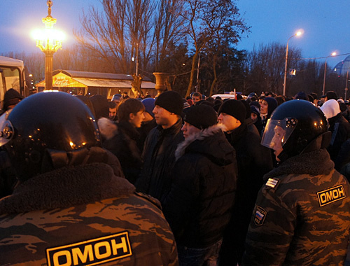 Сотрудники ОМОН блокируют несанкционированный митинг в Волгограде 18 декабря 2010 года. Фото "Кавказского узла"