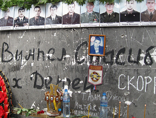 Фотографии спецназовцев, погибших при освобождении заложников в Беслане в 2004 году. Спортзал школы №1, 1 сентября 2010 года. Фото "Кавказского узла"
