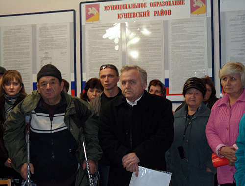 Жители Кубани и Ростовской области ожидают приема Александра Бастрыкина в станице Кущевской, 22 декабря 2010 года. Фото "Кавказского узла"