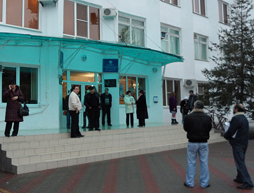 Жители Краснодарского края ожидают приема Александра Бастрыкина в станице Кущевской, 22 декабря 2010 года. Фото "Кавказского узла"