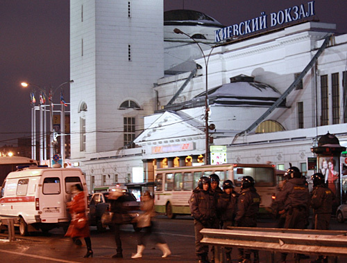 Сотрудники правоохранительных органов около здания Киевского вокзала в Москве, 15 декабря 2010 года. Фото "Кавказского узла"