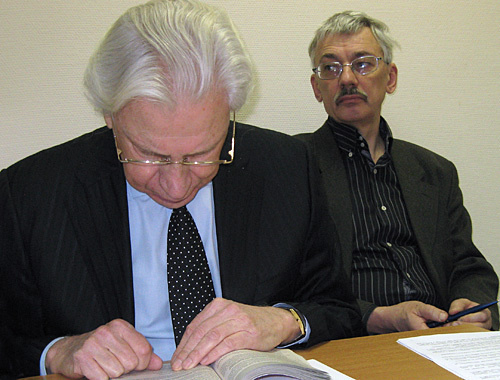 Олег Орлов (справа) и его адвокат Генри Резник на судебном заседании 13 января 2011 года. Фото "Кавказского узла"