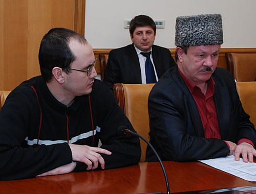 Наиль (слева) и Джафар Бикмаевы, Махачкала, 21 января 2011 года. Альберт Токаев для "Кавказского узла"