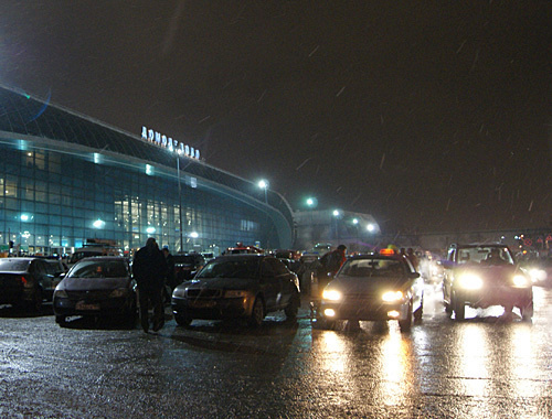 У здания аэропорта "Домодедово" после взрыва, 24 января 2011 года. Фото "Кавказского узла"