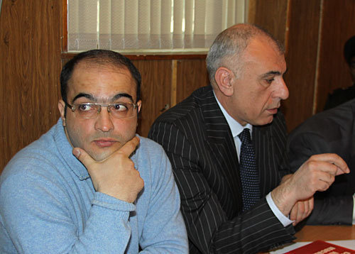 Эйнулла Фатуллаев (слева) и его адвокат Исахан Ашуров в Гарадагском районном суде. Баку, 28 апреля 2010 года. Каримов Турхан для "Кавказского узла"