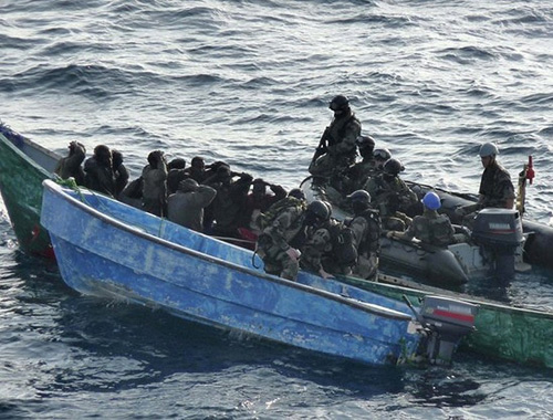 Французские спецназовцы с фрегата "Флореаль" арестовывают сомалийских пиратов. Фото: www.africanbusinessreview.co.za