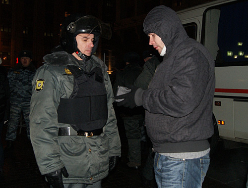 Проверка документов у посетителей Манежной площади, Москва, 11 февраля 2011 года. Фото "Кавказского узла"