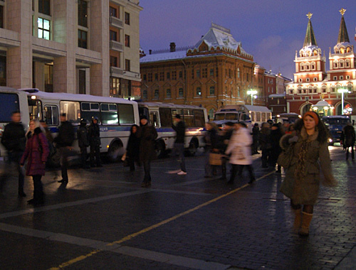 Милицейские автобусы на Манежной площади в Москве, 11 февраля 2011 года. Фото "Кавказского узла"