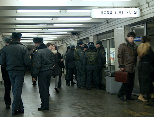 Отряд милиции у входа на станцию метро "Охотный ряд", Москва, 11 февраля 2011 года. Фото "Кавказского узла"