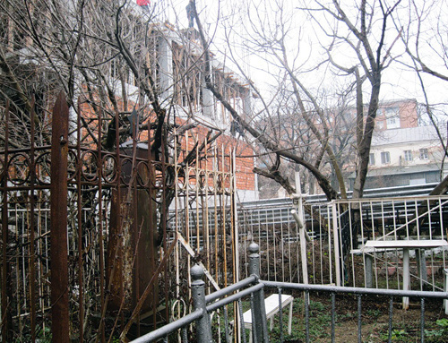 Строительство жилого дома возле старого русского кладбища в Махачкале. 24 февраля 2011 г. Фото "Кавказского узла".