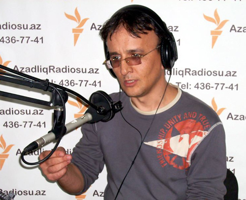 Замин Гаджи ведет эфир на Радио Азадлыг. Фото: azadliq.org