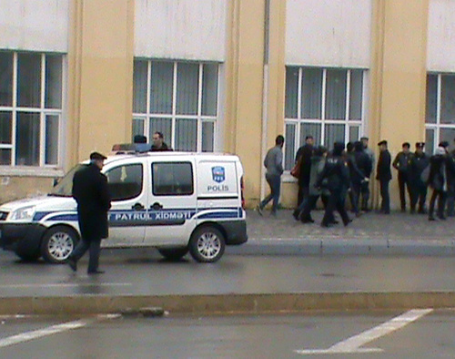 В центре Баку полиция принимает усиленные меры безопасности в связи с назначенной на 11 марта акцией молодежи. Азербайджан, Баку, 11 марта 2011 г. Фото "Кавказского узла".