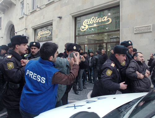 Полиция задерживает участников молодежной акции "Великий народный день" на улице Низами в Баку. 11 марта 2011 г. Фото "Кавказского узла".