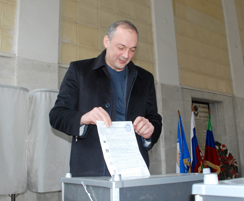 Глава Дагестана Магомедсалам Магомедов голосует на избирательном участке в Махачкале. 13 марта 2011 г. Фото: пресс-служба президента Дагестана.
