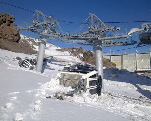 Результат взрыва на канатной дороге "Азау-Старый Кругозор" на горе Эльбрус в феврале 2011 г. Фото "Кавказского узла"