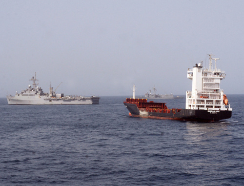 Операция по освобождению судна, захваченного сомалийскими пиратами в Аденском заливе, проведенная американскими морскими пехотницами с борта военного транспорта "USS Dubuque". 9 сентября 2010 г. Фото: http://www.flickr.com/photos/dvids/