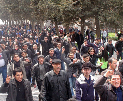 Участники митинга оппозиции в Баку, Азербайджан, 2 апреля 2011 г. Фото "Кавказского узла"