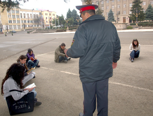 Флеш-моб, посвященный чтению книг, на площади Возрождения в Степанакерте, Нагорный Карабах. 3 апреля 2011 г. 