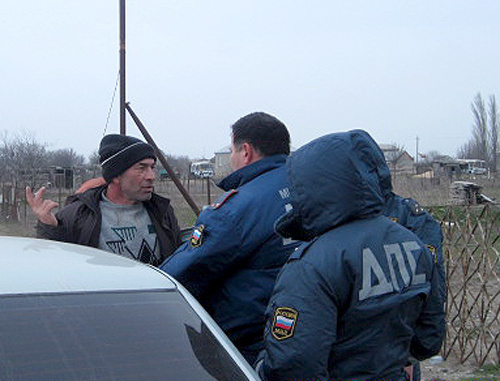 Сотрудники ДПС задерживают Гасана Загидова во время поездки по трассе "Сулак-Махачкала". 3 апреля 2011 г., Дагестан. Фото Светланы Исаевой
