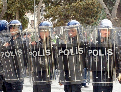 Полицейский кордон на пути демонстрантов во время акций оппозиции в Баку 2 апреля 2011 г. Фото "Кавказского узла"