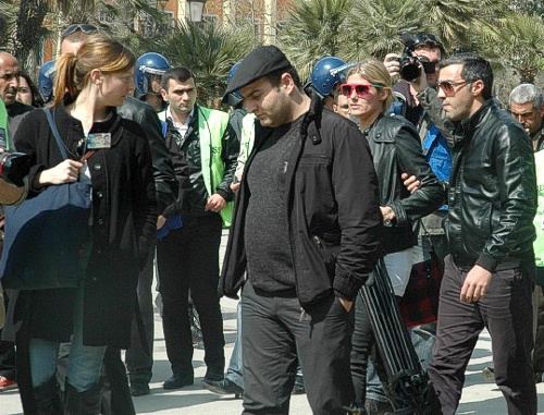  Задержание журналисток национального телевидения Швеции Май Родерстрит  и  Шарлотты Уикстром во время митинга оппозиции в Баку 17 апреля 2011 г.  Фото "Кавказского узла"

