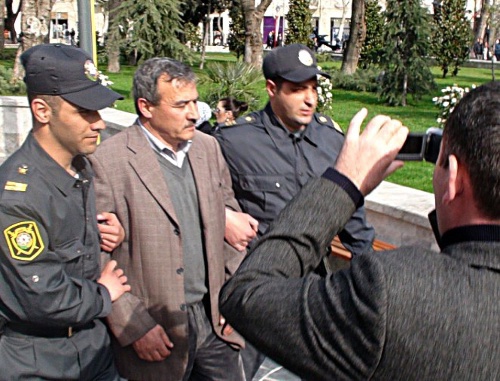Полиция задерживает участника митинга оппозиции в парке "Сахил". Баку, 17 апреля 2011 г. Фото "Кавказского узла"