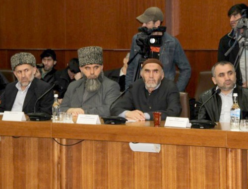  Участники Республиканского гражданского диалога. Махачкала, 25 апреля 2011 г. Фото: Ирайганат Магомедова для "Кавказского узла"