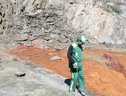 Специалисты отбирают пробы из ядовитых стоков, попадающих в речку Кизил-Дере  из обвалившейся разведочной штольни. 30 марта 2011 г. Фото "Кавказского узла"