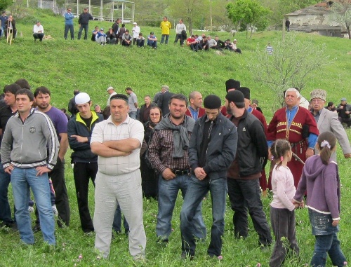 Участники форума кумыкского народа на горе Тарки-Тау в Махачкале. 15 мая 2011 г. Фото "Кавказского узла"