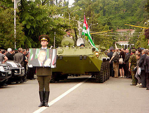 Траурная процессия в день похорон Сергея Багапша. Сухум, 2 июня 2011 г. Фото "Кавказского узла"