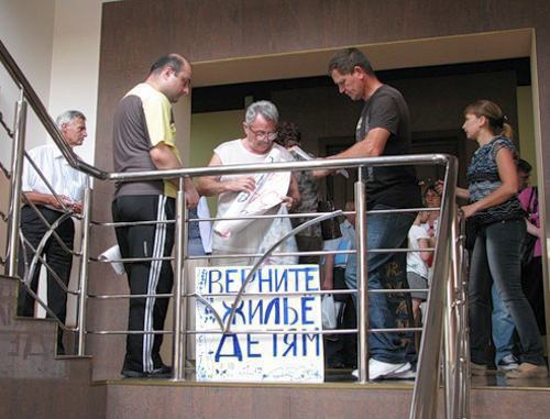 Пикетчики с плакатами в здании мэрии Сочи. 28 июня 2011 г. Фото "Кавказского узла"