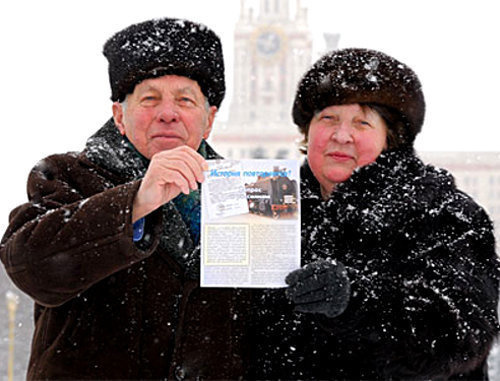 Российские Свидетели Иеговы демонстрируют буклет, повествующий о гонениях на членов организации в России. Февраль 2010 г. Фото с официального информационного сайта "Свидетели Иеговы в России" (www.jw-russia.org)