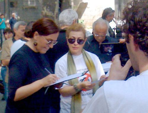 Журналист, депутат Тбилисского органа самоуправления Инга Григолия подписывает обращение с просьбой об освобождении на поруки арестованных фотожурналистов на акции солидарности у посольства ФРГ.  Тбилиси, 15 июля 2011 г. Фото "Кавказского узла"  
