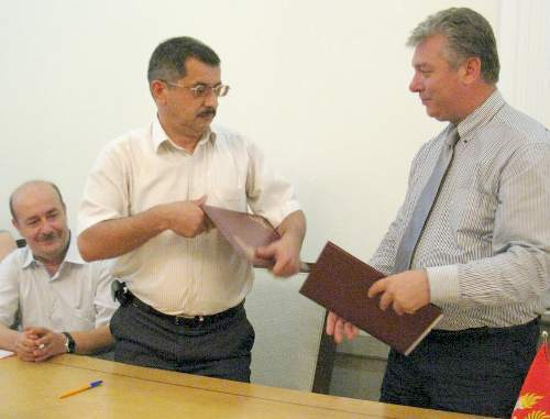Представитель Дагестана Рабадан Рабаданов (слева) и директор турецкой компании Dagistanbul Кая Каноплат подписывают соглашение. Махачкала, 25 июля 2011 г. Фото "Кавказского узла"