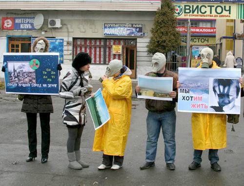 Пикет инициативной группы ""Электроцинк". Чем мы дышим?" возле кинотеатра «Дружба» во Владикавказе. Март 2010 г. Фото: Osinform.ru