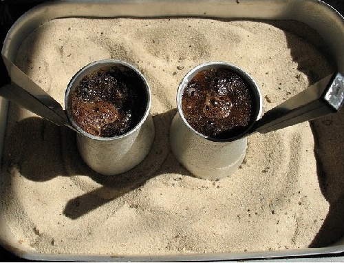 Кофе, приготовленный на песке. Источник фото: http://data11.gallery.ru/albums