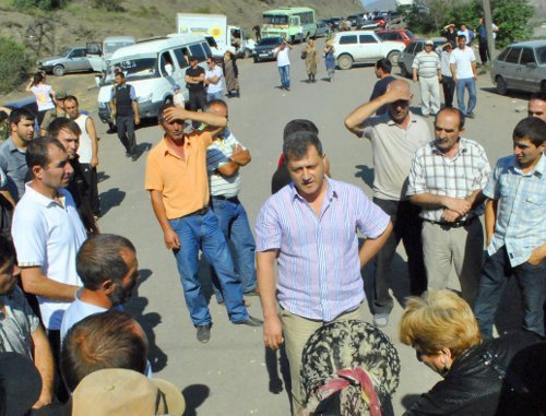 Жители Ахтынского района заблокировали автотрассу. Дагестан, село Ахты, 29 июля 2011 г. Фото Гуризады Камаловой