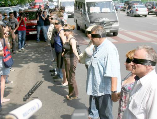 Акция протеста против задержания фотожурналистов перед изолятором МВД Грузии. Тбилиси, 8 июля 2011 г. Фото "Кавказского узла"