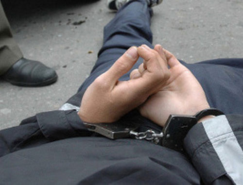 Руки в наручниках. Фото: www.ust-orda.ru