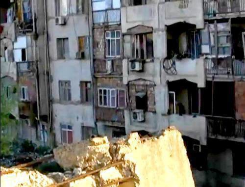 Общежитие на проспекте Гянджа, 17 в поселке Ахмедлы на окраине Баку. 2 сентября 2011 г. Фото "Кавказского узла"
