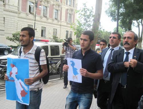 Участники акции протеста, организованной активистами "Всемирного конгресса азербайджанцев", у посольства Ирана в Баку 8 сентября 2011 г. Фото ИА "ТУРАН"